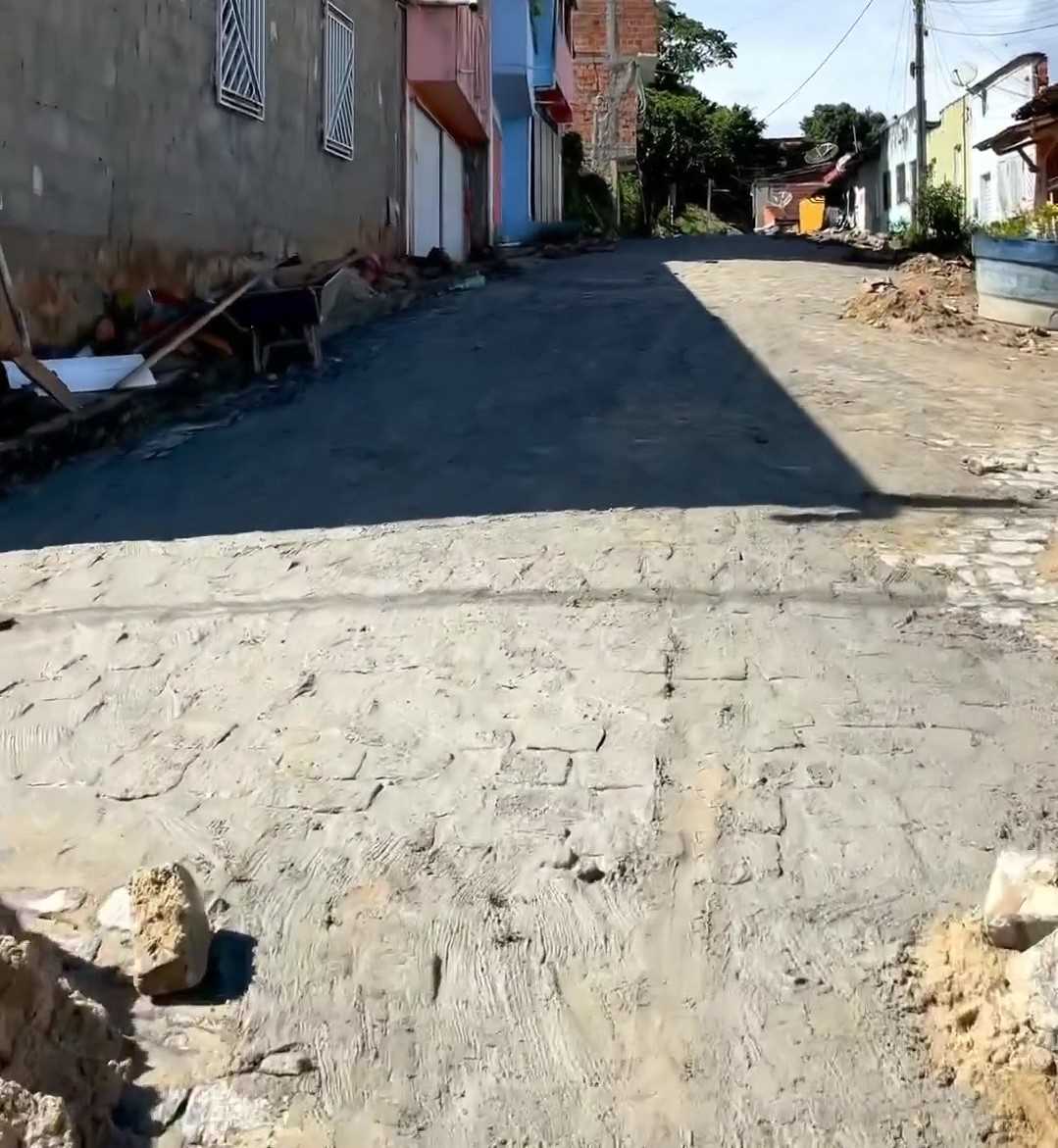 Camacã: A Prefeitura segue com recuperação de ruas e intensifica serviços de cascalhamento.

